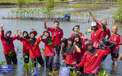 Peringati Hari Bumi, SMK Negeri 3 Pekalongan Gandeng craftdenim.id Gelar Aksi Tanam Mangrove